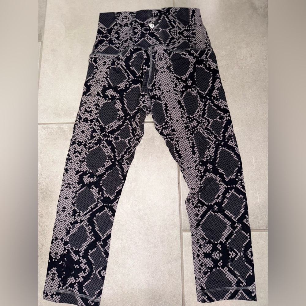 Lululemon Wunder Under High Waist Crop Leggings in a black and gray snake size 6 - Picture 6 of 11